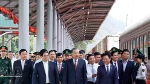 El secretario general del Partido Comunista de Vietnam, To Lam, el primer ministro Pham Minh Chinh y altos dirigentes, inspeccionan la estación de Dong Dang, en la provincia norteña de Lang Son (Foto: VNA)