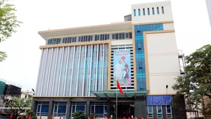 La antigua sede administrativa de la provincia de Thai Binh fue renovada en aulas y salas, solucionando la falta de infraestructura de la escuela secundaria Tran Phu. (Fuente: VNA)