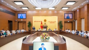 El vicepresidente de la Asamblea Nacional Vu Hong Thanh interviene en la cita.