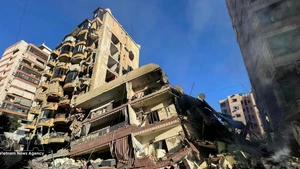 Escenas de destrucción tras los ataques aéreos de Israel contra la zona de Aisha Bakkar, en el centro de Beirut, Libano. (Fuente: VNA)