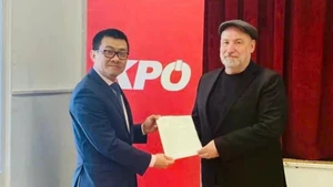 El embajador Vu Le Thai Hoang entrega la carta de agradecimiento del Partido Comunista de Vietnam a Günther Hopfgartner, presidente del Partido Comunista de Austria .