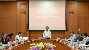 El miembro permanente del Secretariado del Comité Central del Partido Comunista de Vietnam, Tran Cam Tu, toma la palabra en la reunión.