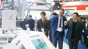 El teniente general Tao Duc Thang, presidente y director general de Viettel, presenta los productos en el evento. (Foto: Duc Tho)