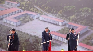 El secretario general del PCV, To Lam, el primer ministro Pham Minh Chinh, y los representantes realizan acto de inicio de construcción de escuelas.