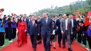 [Foto] Dirigentes vietnamitas asisten al acto de inicio de construcción de internados en zonas fronterizas