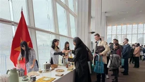 El mostrador de café vietnamita es popular entre los amigos internacionales en la sede de la ONU. (Fuente: VNA)