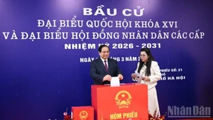 El primer ministro de Vietnam, Pham Minh Chinh, y su cónyuge emiten su voto en el colegio electoral número 21, ubicado en el barrio de Tay Ho, en Hanói.