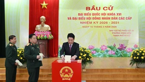 El presidente del país, Luong Cuong, deposita su papeleta en la urna.