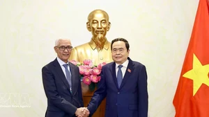 El presidente de la Asamblea Nacional, Tran Thanh Man, recibe a Rachid Talbi El Alami, presidente de la Cámara de Representantes de Marruecos, quien asiste a la reunión del Comité Ejecutivo de la Asamblea Parlamentaria Francófona (APF) y al Foro de Cooperación Parlamentaria Francófona sobre Agricultura Sostenible, Seguridad Alimentaria y Respuesta al Cambio Climático en Can Tho, Vietnam. (Foto: VNA)