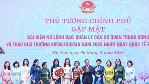 El primer ministro de Vietnam, Pham Minh Chinh, entrega Premio Kovalevskaia 2025 a la profesora Tran Thi Viet Nga, directora del Instituto de Alta Tecnología Vietnam-Japón y docente de la Universidad de Construcción de Hanói. (Foto: VNA)