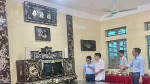 El artesano Vu Van Vinh, de la comuna de Chuyen My, presenta a los visitantes sus productos (Foto: VNA)