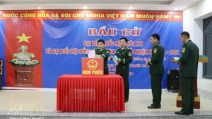Votantes en la Estación de la Guardia Fronteriza de Dao San emiten sus votos en las elecciones de diputados a la XVI Legislatura de la Asamblea Nacional y a los Consejos Populares de todos los niveles para el período 2026-2031. (Foto: VNA)