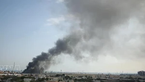 Humo se eleva después de que un misil iraní impactara la sede de la flota de la Marina de Estados Unidos en Manama, Baréin. (Foto: AA/VNA)