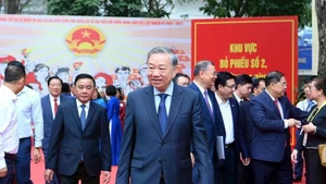 Vietnamitas acuden a las urnas en el día de las elecciones