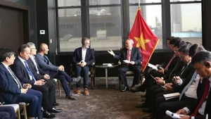 El viceprimer ministro permanente, Nguyen Hoa Binh (derecha), recibe a José Fernández da Ponte, presidente de la Fundación para el Desarrollo Estelar. (Fuente: VTV)