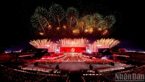 [Foto] Épicos fuegos artificiales iluminan el cielo de Hanói en saludo a la culminación del XIV Congreso Nacional del PCV