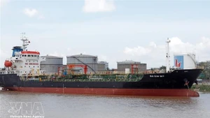 Importación de productos petrolíferos en el puerto de Hai Phong. (Foto: VNA)