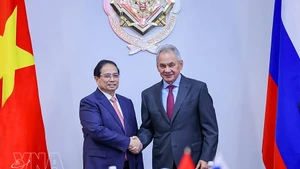 El primer ministro de Vietnam, Pham Minh Chinh (izquierda), se reúne con el secretario del Consejo de Seguridad de Rusia, Sergey Shoigu. (Foto: VNA)