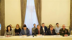 El subjefe del Comité de Relaciones Exteriores de San Petersburgo, Vyacheslav Kalganov (centro), en el seminario. (Foto: VNA)