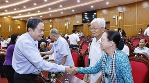 El presidente de la Asamblea Nacional de Vietnam, Tran Thanh Man, se reúne con exdirigentes del país en la ciudad sureña de Can Tho y la Región Militar 9. (Foto: VNA)