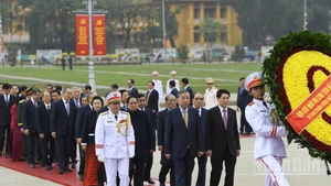 La delegación de dirigentes y exdirigentes del Partido y del Estado avanza hacia el Mausoleo del Presidente Ho Chi Minh. (Foto: Nhan Dan)