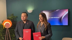 La presidenta de la filial de Ericsson en Vietnam, Rita Mokbel, y el vicedirector general de Viettel Networks, Le Quang Hieu, en el acto de firma. (Foto: Nhan Dan)