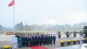 [Foto] Delegados del XIV Congreso Nacional del PCV rinden homenaje al Presidente Ho Chi Minh