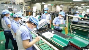 Producción de placas de circuito electrónico en la empresa de Katolec Vietnam en el Parque Industrial de Quang Minh (comuna de Quang Minh). (Foto: hanoimoi.vn)