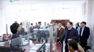 El secretario del Comité del Partido en Lai Chau, Le Minh Ngan, inspecciona el funcionamiento del modelo de gobierno local de dos niveles en la provincia. (Foto: VNA)