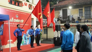 La ceremonia de izamiento de la bandera es un momento culminante en el período álgido de propaganda y celebración del XIV Congreso Nacional del Partido Comunista de Vietnam. (Foto: VNA)