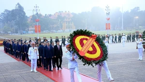 La delegación de dirigentes del Partido y del Estado avanza al recinto del Mausoleo del Presidente Ho Chi Minh. (Foto: VNA)