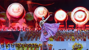 Una actuación el programa "Bajo la gloriosa bandera del Partido". (Foto: Nhan Dan)