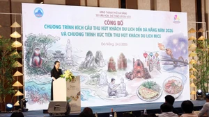 Nguyen Thi Hoai An, subdirectora del Servicio de Cultura, Deportes y Turismo de Da Nang, anuncia los programas de promoción turística de la urbe. (Foto: VNA)