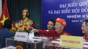 [Foto] Ciudadanos de edad avanzada votan en los comicios nacionales