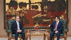 Escena de la reunión entre el primer ministro de Vietnam, Pham Minh Chinh, y el embajador de Catar en el país, Khalid Ali Abdullah Abel.