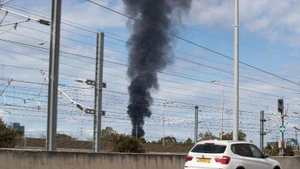 Salida de humo en la ciudad israelí de Tel Aviv, el 28 de febrero de 2026. (Foto: Xinhua/VNA)