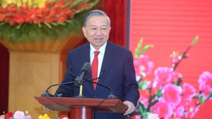 El secretario general del Partido Comunista de Vietnam, To Lam, interviene en la reunión.