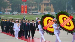 La delegación de dirigentes y exdirigentes del Partido y el Estado en el acto de homenaje. (Foto: Nhan Dan)
