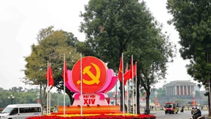 El emblema de la hoz y el martillo, las banderas del Partido y del país se exhiben en la intersección de Dien Bien Phu, Doc Lap y Chu Van An, durante el XIV Congreso Nacional del PCV. (Foto: VNA)