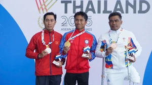 Nguyen Ngoc Thiet (izquierda) gana la medalla de plata en los 400 metros estilo libre masculino S9, en los XIII Juegos Paralímpicos de la Asean. (Foto: VNA)