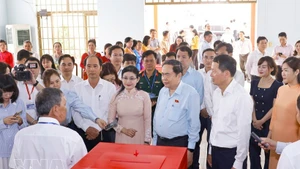 El presidente de la Asamblea Nacional de Vietnham, Tran Thanh Man, revisa los preperativos para las elecciones lejislativas en Dong Nai. (Foto: VNA)