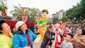 El festival de turismo contribuye a presentar y promover los destinos, productos, servicios y recuerdos turísticos de marca de Hanói. (Foto: VNA)
