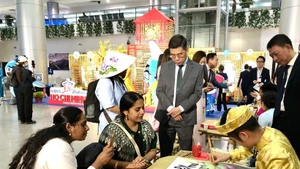 Un evento publicitario sobre la cultura vietnamita entre turistas internacionales. (Foto: VNA)