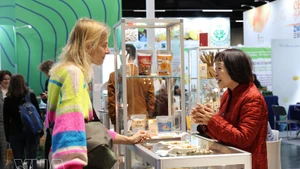 La empresa Long Son JSC de Vietnam presenta sus granos de anacardo orgánicos en Biofach 2026, la feria comercial de agricultura orgánica líder en el mundo. (Foto: VNA)