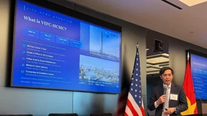 El profesor asociado y doctor Nguyen Huu Huan, vicepresidente del Consejo Ejecutivo del VIFC en Ciudad Ho Chi Minh, interviene en las conversaciones empresariales entre Vietnam y Estados Unidos celebradas el 23 de marzo en Nueva York. (Foto: VNA)