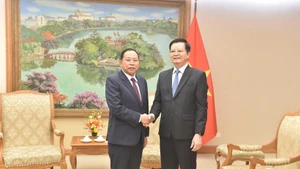 El viceprimer ministro vietnamita Mai Van Chinh (derecha) y el ministro camboyano de Cultos y Religiones, Chay Borin. (Foto: VGP)