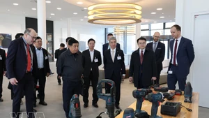 El viceprimer ministro vietnamita Nguyen Chi Dung visita el grupo Bosch en Stuttgart, en Alemania. (Foto: VNA)