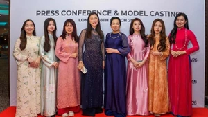 Participantes en la actividad. (Foto: Fil Mazzarino/baoquocte.vn)