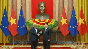 El presidente de Vietnam, Luong Cuong (derecha), recibe al titular del Consejo Europeo, António Costa. (Foto: Nhan Dan)