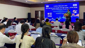 Vista de la reunión celebrada la víspera para informar sobre el evento. (Foto: Nhan Dan)